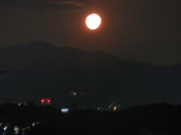 「赤い満月」_a0125419_2012211.jpg