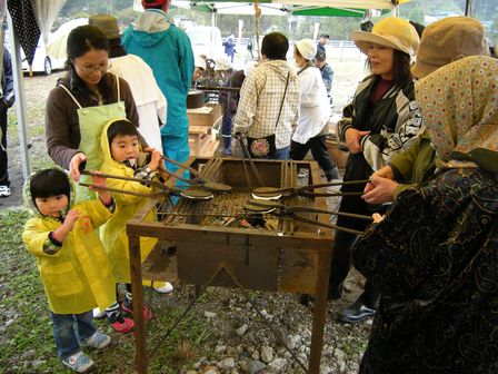 こがわ産直市&炭鉱ホルモンまつり(1)雨でも大盛り上がり!_b0206037_1649282.jpg