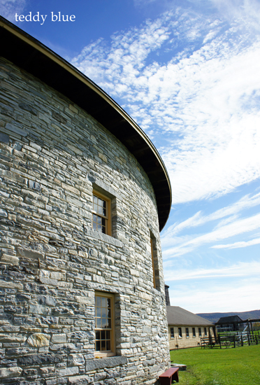 Hancock Shaker Village シェーカーヴィレッジ、MA : teddy blue