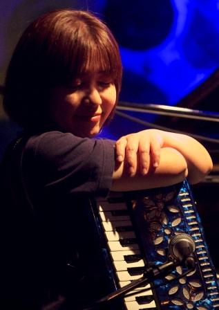 明日(10/22・火)は京都から風景が見えるシンガー山田兎Liveです! _d0115919_18311752.jpg