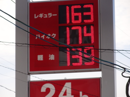 ガソリンが日本一高い長崎県 72歳現役ボーカリスト