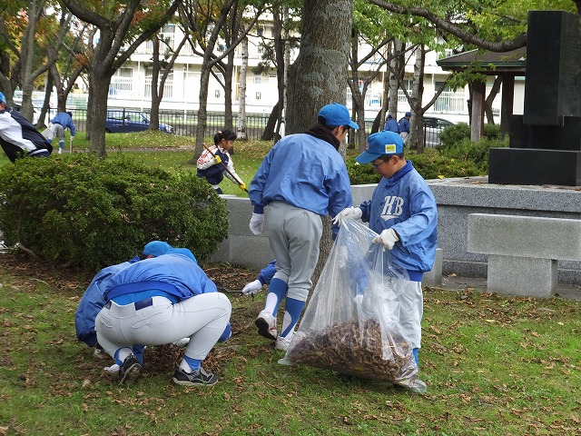 本通公園の落ち葉清掃を行いました_e0145841_1344774.jpg