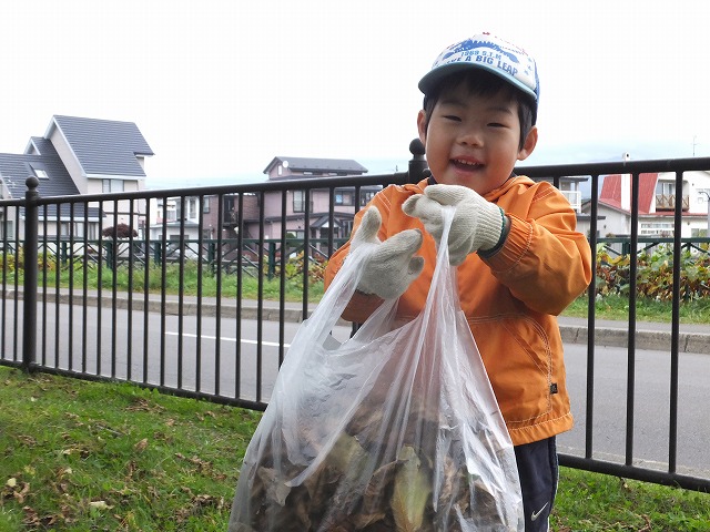 本通公園の落ち葉清掃を行いました_e0145841_13453488.jpg