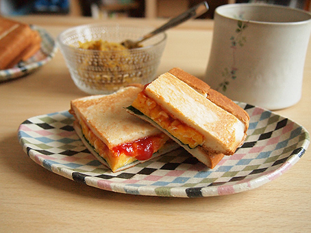 豚丼弁当と、卵サンドの朝ごはん。_b0157575_6551977.jpg