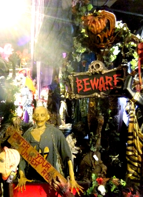 NYのハロウィン・ムードを体感できるお店 New York Costumes Halloween Adventure_b0007805_2138364.jpg