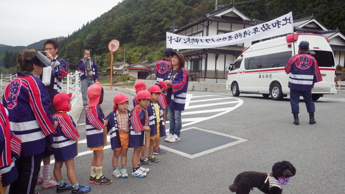 比和幼年消防　「きららクラブ」　の防火パレードです。_c0300035_18242587.jpg