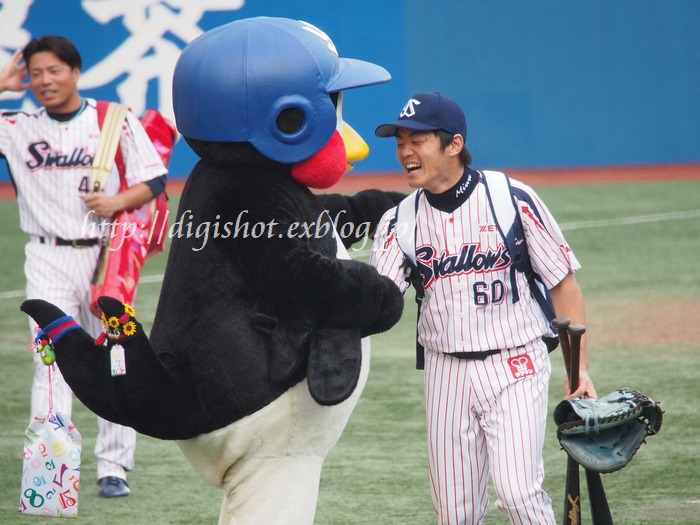 三輪ちゃんとつば九郎フォト 神宮 Out Of Focus Baseballﾌｫﾄﾌﾞﾛｸﾞ 終了