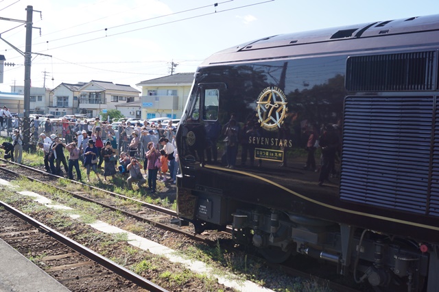 「ななつ星」夢と希望を乗せて出発九州縦断の旅、「ななつ星」は走る子供達の夢と希望を乗せて_d0181492_19225762.jpg