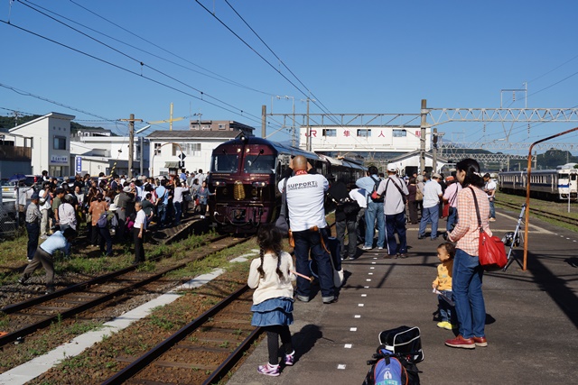 「ななつ星」夢と希望を乗せて出発九州縦断の旅、「ななつ星」は走る子供達の夢と希望を乗せて_d0181492_19254554.jpg