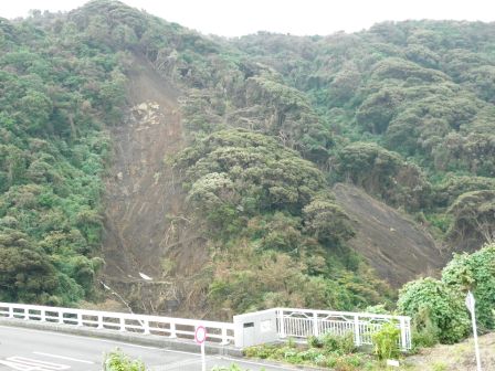 山崩れ　壊れ流され　日常が_c0229433_22245559.jpg