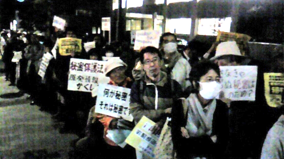 秘密保護法 閣議決定前夜 官邸前に抗議の市民300人 10/24_c0024539_23301734.jpg