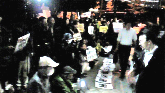 秘密保護法 閣議決定前夜 官邸前に抗議の市民300人 10/24_c0024539_2330912.jpg