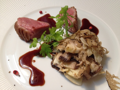 鴨肉のロースト 黒トリュフとフレッシュなきのこのサラダ Zucca Da Vino 鴨肉のロースト 黒トリュフとフレッシュなきのこのサラダ Zucca Da Vino