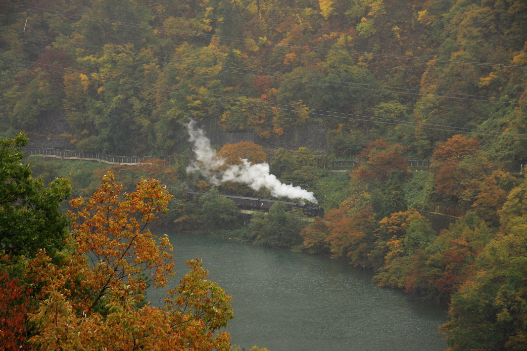 雨と紅葉と白煙 - 2009年・只見 - _b0190710_764670.jpg