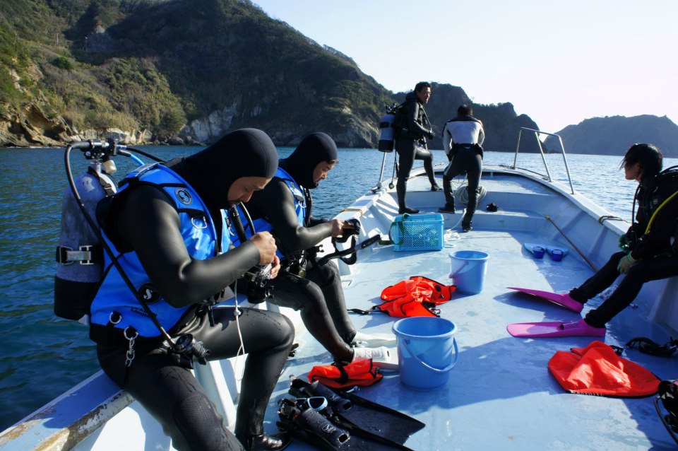 海中熟成酒を見守るチーム_b0308353_185573.jpg