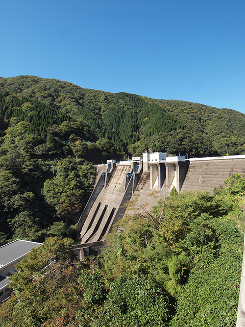 中空重力式コンクリートダム、横山ダム内部を見学する（岐阜県斐川町）_e0234922_18211574.jpg