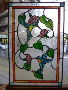 ハチドリのパネルとパンジーのランプ : atelier GLADYS ステンドグラス