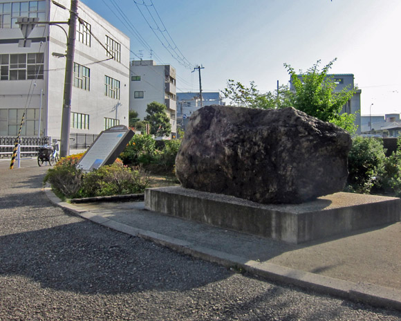 来迎寺のそばに石椋(いわくら)や水門が・・・_a0045381_1459228.jpg