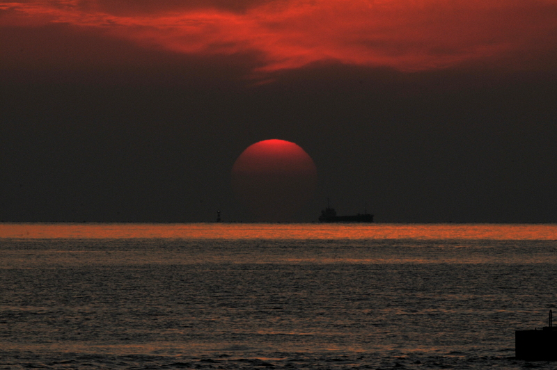 西浦天満灯台のダルマ夕日を_f0184314_19183786.jpg