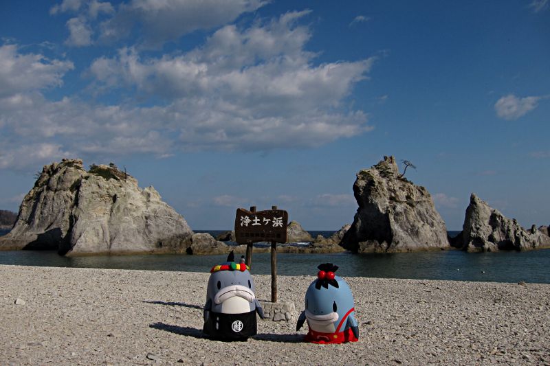 浄土ヶ浜でサーモンくんとみやこちゃん_f0006369_1623319.jpg