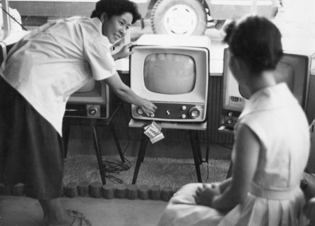 ★ 【貴重な写真を初公開】1950年代、宮崎県で最初のテレビを見るために黒山の人だかり・・・_c0156359_927542.jpg