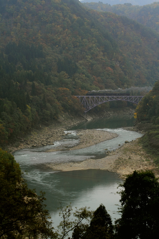 只見川の川底を見下ろして汽車が走る - 2013年秋・只見 - _b0190710_23572728.jpg