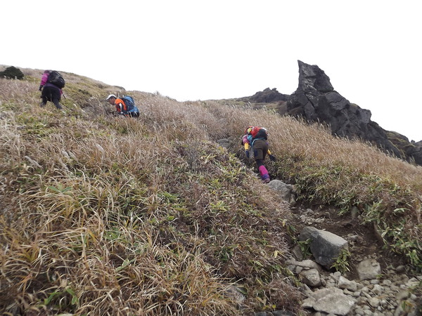 紅葉の九重連山再び 星生山～天狗ヶ城～中岳～白口岳～稲星山～久住山～扇ヶ鼻を行く_a0206345_1013441.jpg