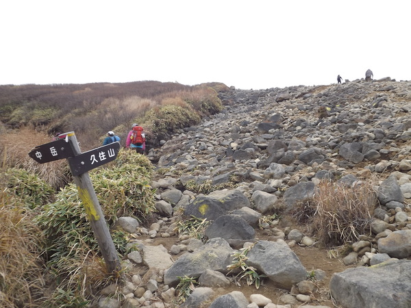 紅葉の九重連山再び 星生山～天狗ヶ城～中岳～白口岳～稲星山～久住山～扇ヶ鼻を行く_a0206345_10404485.jpg