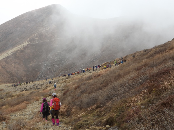 紅葉の九重連山再び 星生山～天狗ヶ城～中岳～白口岳～稲星山～久住山～扇ヶ鼻を行く_a0206345_1138468.jpg