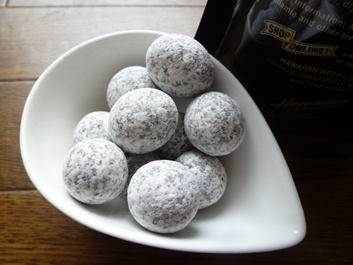 Hawaiian Host(ハワイアンホースト) Premium Milk Chocolate Macadamias_c0152767_19413174.jpg