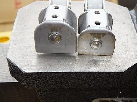 浴室ドアの戸車交換 青いそらの下で 浴室ドアの戸車交換 青いそらの下で