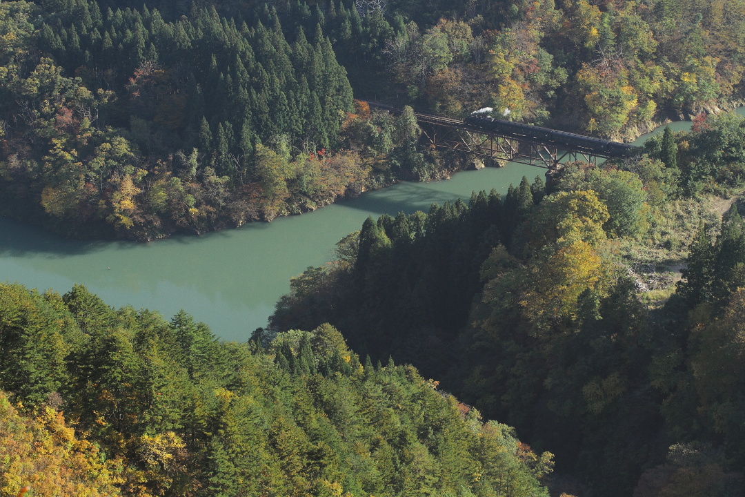 逆光と只見川と紅葉 - 2013年秋・只見 - _b0190710_22513118.jpg
