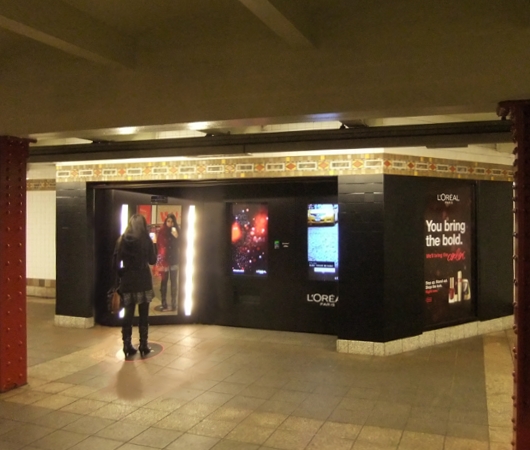 NYの地下鉄駅構内に登場したお化粧品のハイテク自販機 L’Oréal Paris Intelligent Color Experience_b0007805_10585172.jpg