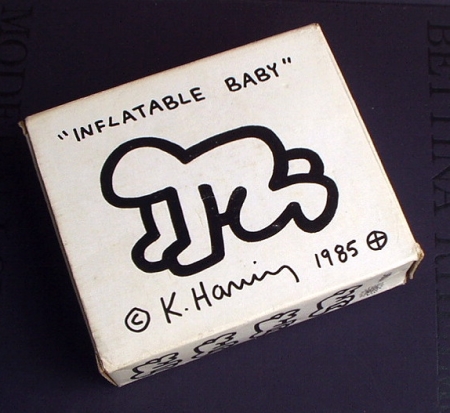 キース・ヘリングのマルティプル「Inflatable Baby」(1985 キース・ヘリングのマルティプル「Inflatable Baby」(1985