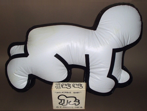 キース・ヘリングのマルティプル「Inflatable Baby」(1985 キース・ヘリングのマルティプル「Inflatable Baby」(1985
