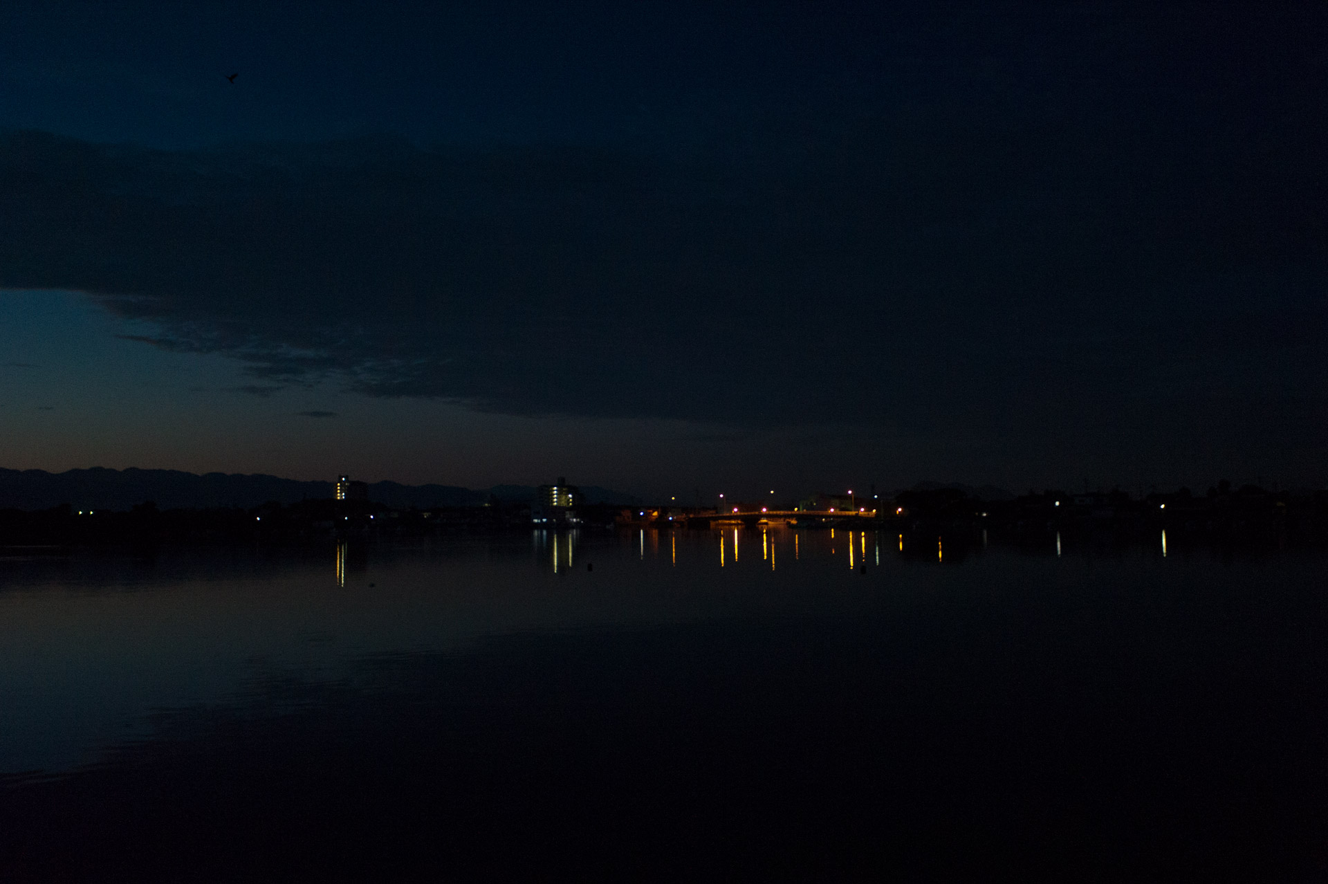 ■月の夜明け染まる雲_b0023047_02571426.jpg