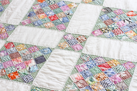フィードサックを使ったパッチワークのベッドカバー ビーズ フェルト刺繍pienisieniの旧ブログ フィードサックを使ったパッチワークのベッドカバー ビーズ フェルト刺繍pienisieniの旧ブログ