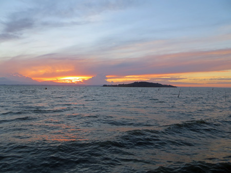 湖と夕日とカモメ_f0234936_4373517.jpg