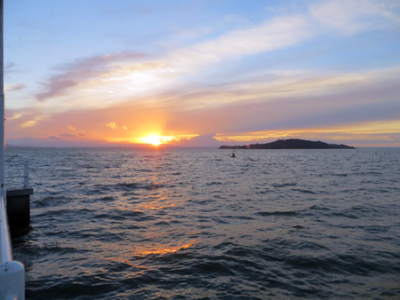 湖と夕日とカモメ_f0234936_4404415.jpg