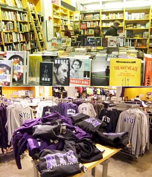 ニューヨークの大学生気分をちょっぴり味わえる本屋さん NYU Bookstore_b0007805_13465036.jpg