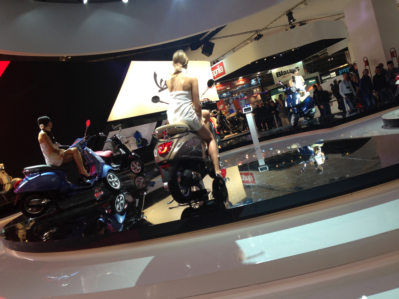 バイク天国イタリアの旅 その2 ~2013 EICMAショー~_d0099181_23343887.jpg