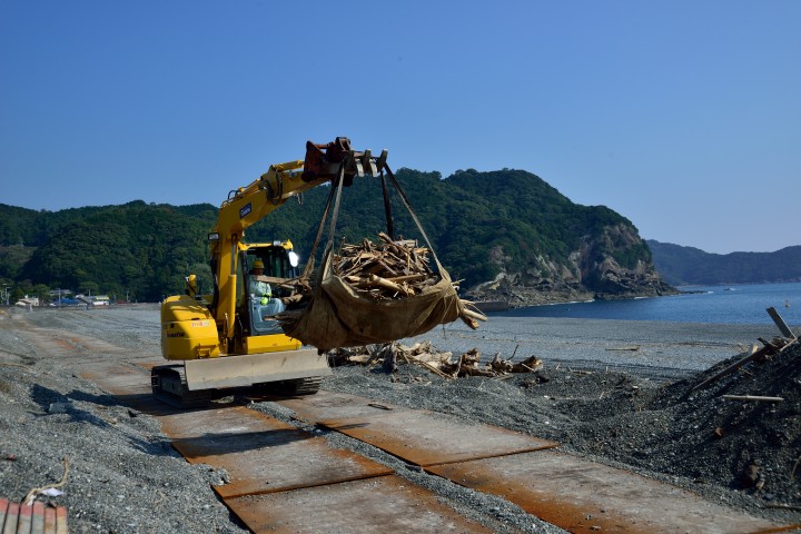 熊野の旅　堤防工事と埋没物_d0045383_22363724.jpg