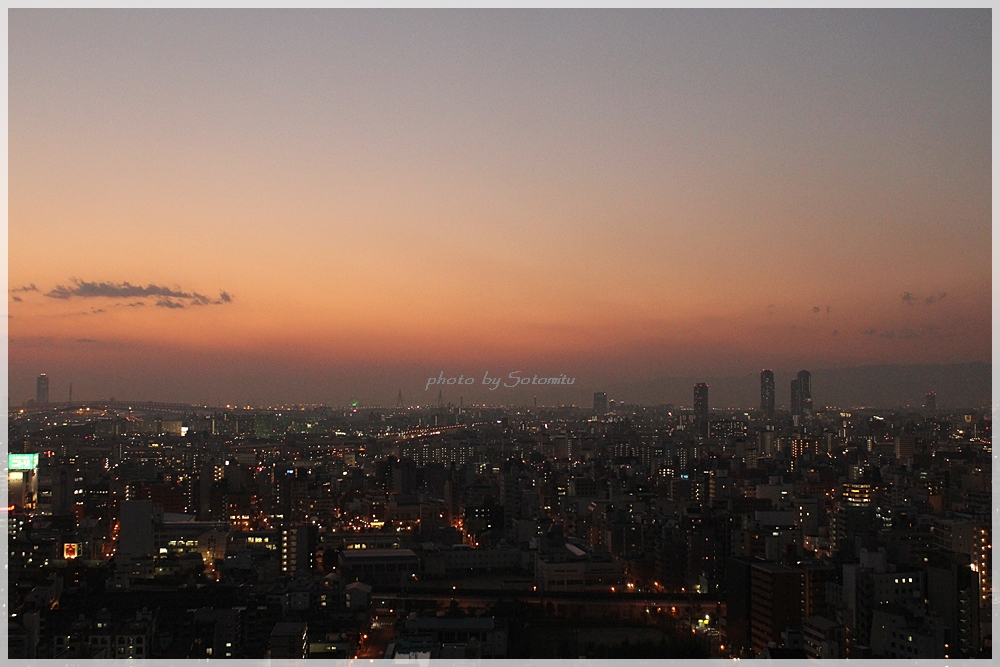 都会の夕暮れ 流れのほとり