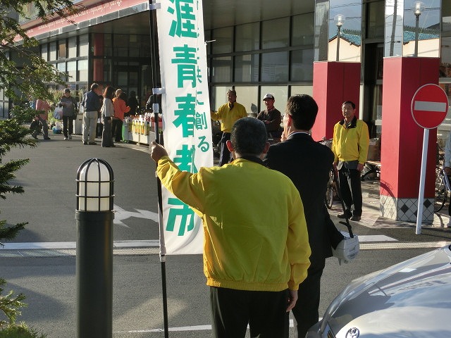 夕方の小長井よしまさ氏の街頭演説in「フードストアあおき」さん_f0141310_816363.jpg