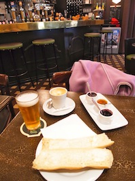 oeuf dur sur un comptoir parisien - パリのカフェ、カウンターのゆで卵_a0231632_23244125.jpg
