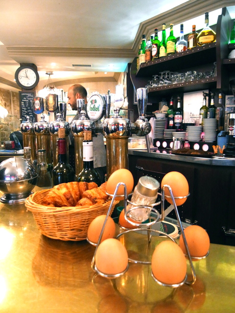 oeuf dur sur un comptoir parisien - パリのカフェ、カウンターのゆで卵_a0231632_23274062.jpg