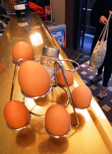 oeuf dur sur un comptoir parisien - パリのカフェ、カウンターのゆで卵_a0231632_2329195.jpg