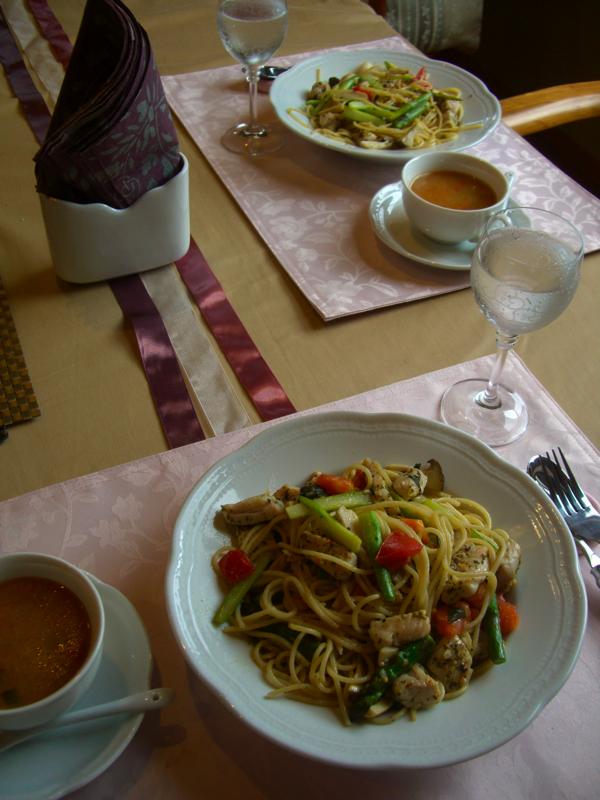 パンケーキの朝食とパスタランチ_d0049381_22530139.jpg