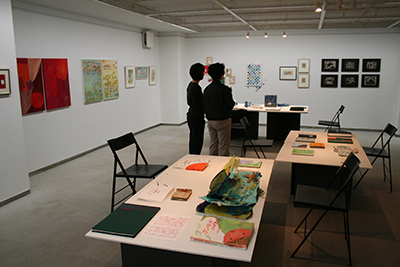 手作り絵本「13人の机から」展が開催中です!_f0171840_16462875.jpg