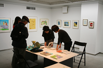 手作り絵本「13人の机から」展が開催中です!_f0171840_16473976.jpg